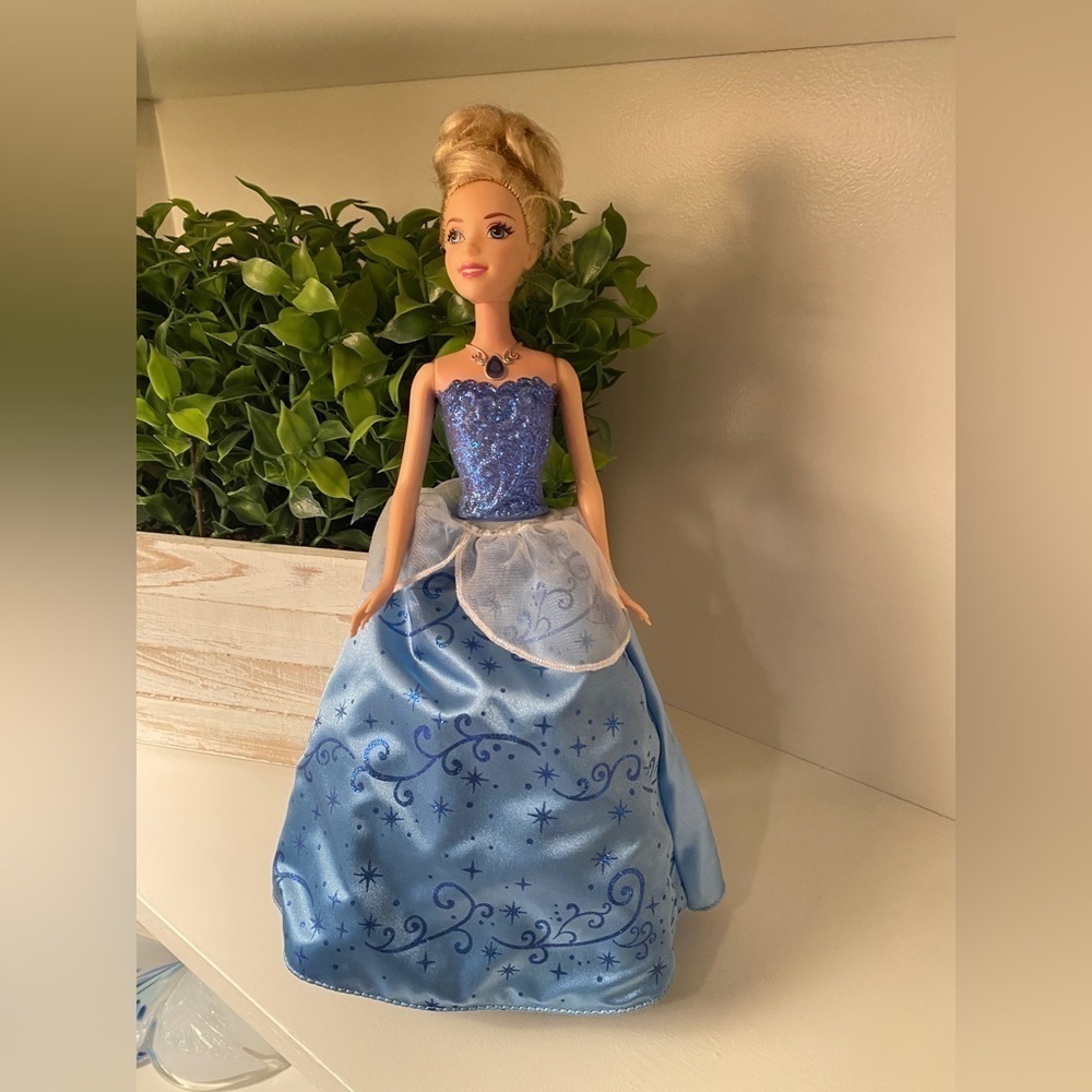 Disney Princess Swirling Lights Up Cinderella Doll Blue Dress 2011